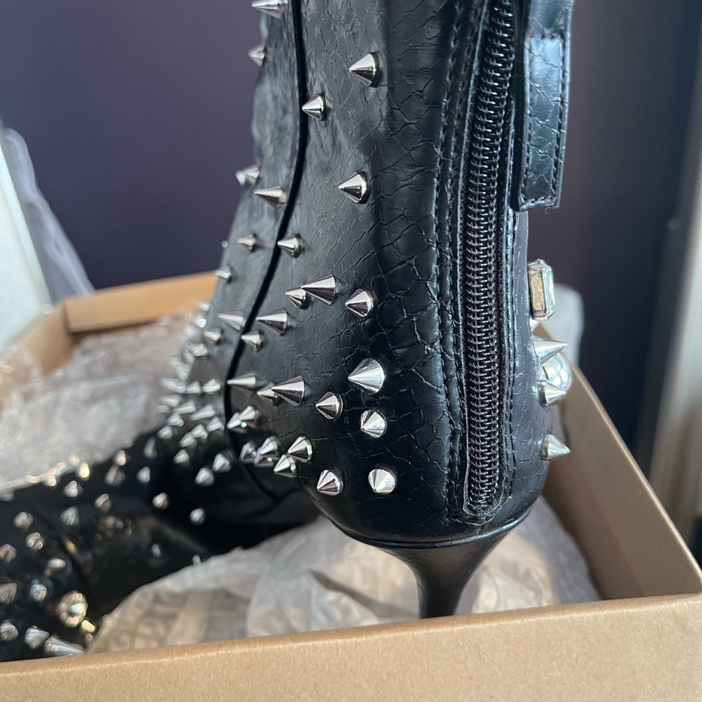 Steve Madden Black Studded Heeled Boots - Picture 4 of 4